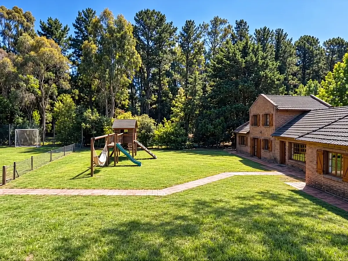 Sector de juegos y jardín junto a la casa